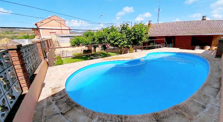 Vacation home with garden, BBQ & private pool — photo 3