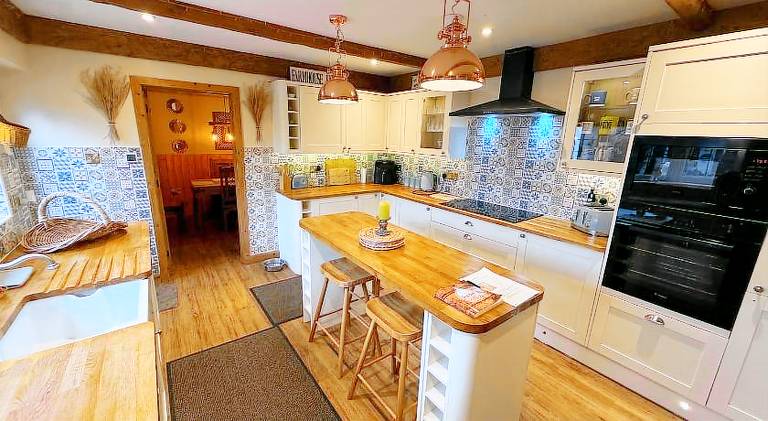 House with hot tub & garden | Pets are welcome — photo 3