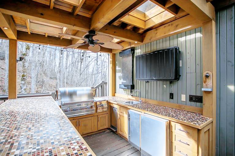 Large Mountain Retreat Near Downtown — photo 2