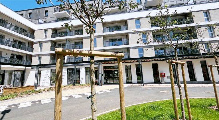 Serviced apartment with pool, garden & patio — photo 4