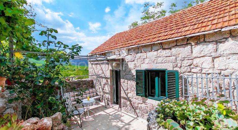 House with barbeque, terrace & yard — photo 4
