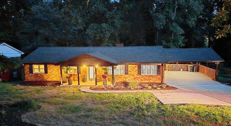 Nice house with jacuzzi | Pets are welcome in Kannapolis, NC
