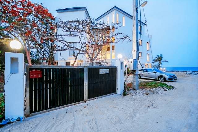 House with pool — photo 5