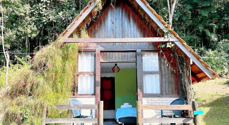 Lodge with hot tub, garden & pool | Pets allowed — photo 4