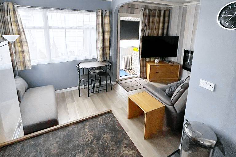 Chalet with yard — photo 3