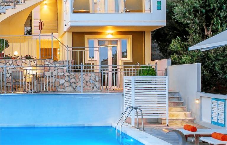 Απαρχοτέλ  Παραλία Αρτολιθια