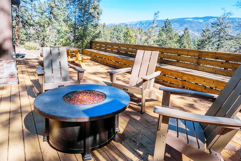 Pet Friendly Cabin with Hot Tub Views, Deck, Fire Pit - 14 Minutes to Purg — photo 4