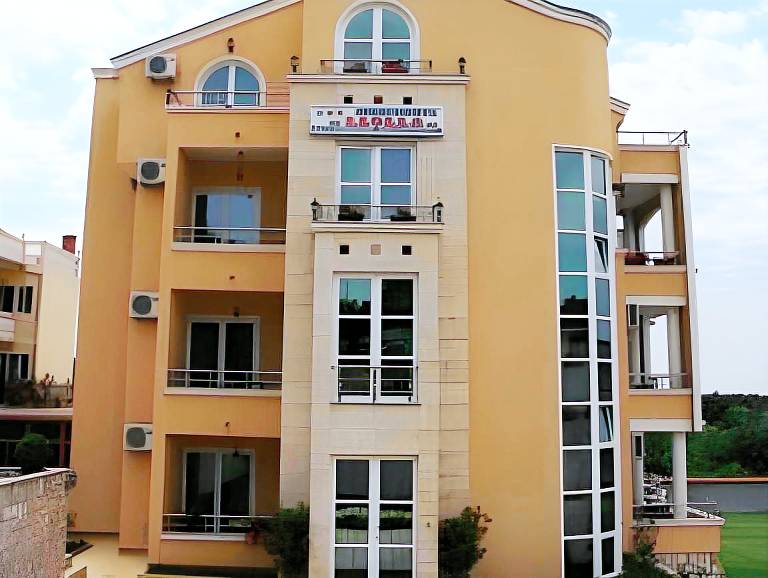 Pleasant serviced apartment with yard, terrace & pool | Pet-friendly in Ulcinj