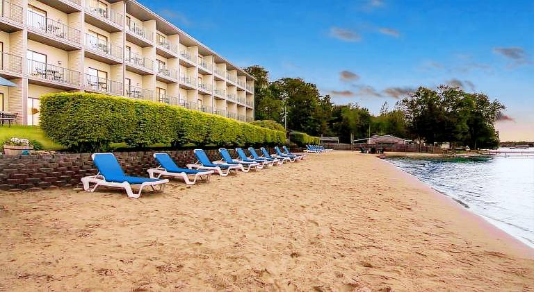 Beachfront Hotel Houghton Lake — photo 4