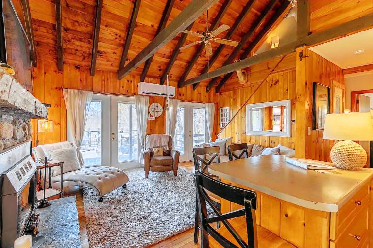 Child-friendly lovely vacation home with BBQ & patio | Mountain view | Pet-friendly — photo 4