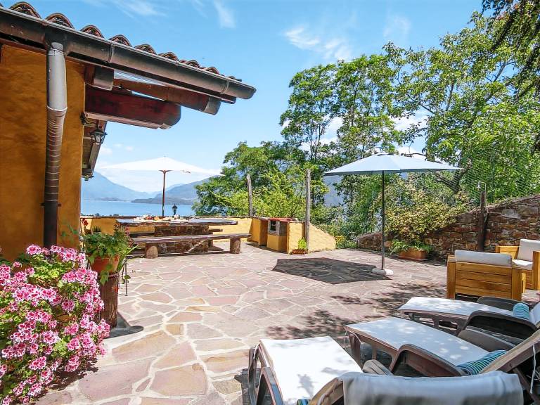 House with barbecue, yard & private pool | Lake view — photo 3