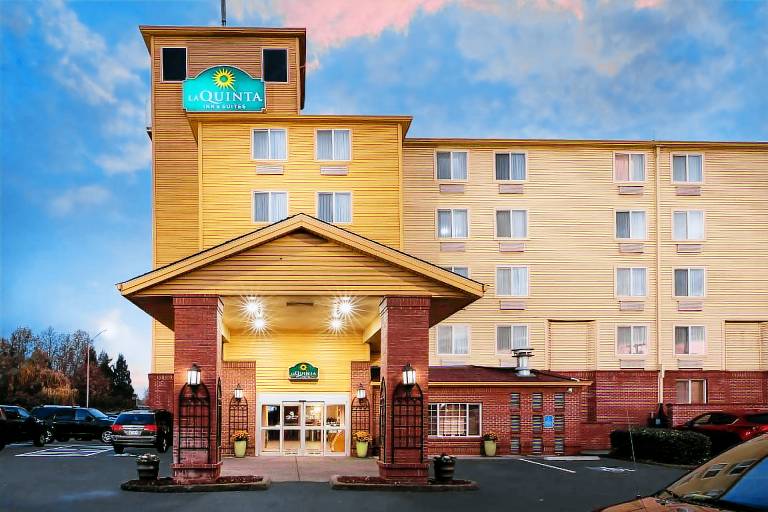 La Quinta Inn & Suites by Wyndham Portland Airport — photo 3