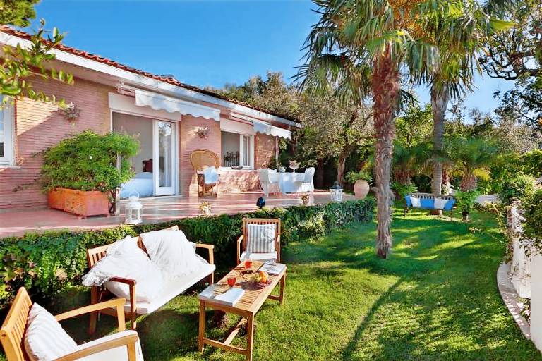 Villa with pool, yard & barbecue | Beach view — photo 2