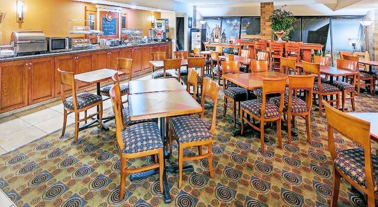 AmericInn by Wyndham Omaha — photo 4