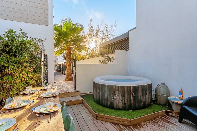 Rental apartment with jacuzzi, terrace & heated pool | Sea view — photo 2
