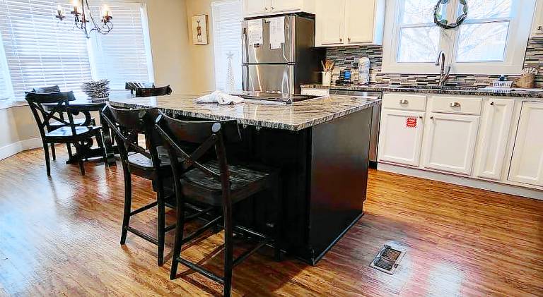 Ample house with hot tub | Pets allowed — photo 4