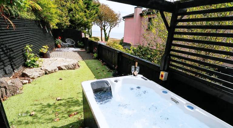 Holiday apartment with hot tub | Dogs allowed in Tenby