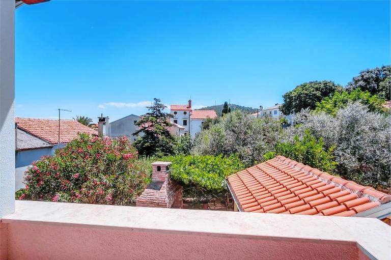 Rental apartment with garden, patio & grill | Garden view in Mali Losinj