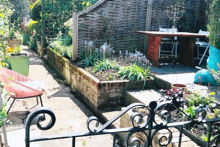 Cottage with garden — photo 4