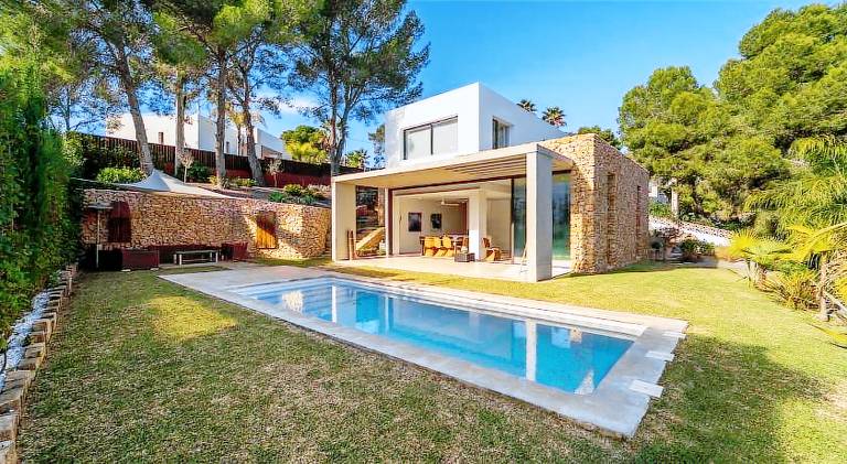Beautiful villa with private pool, BBQ & patio | Pet-friendly in Mora