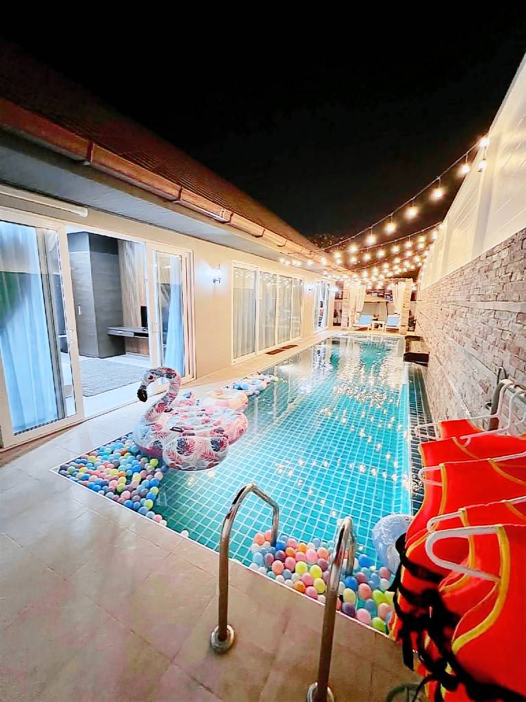 Villa with yard, pool & terrace in Pattaya