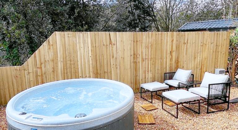 Bungalow with jacuzzi — photo 2