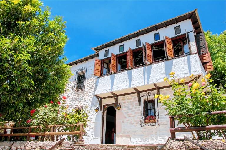 Spacious villa with patio, yard & barbeque | Pets are welcome in South Pelion
