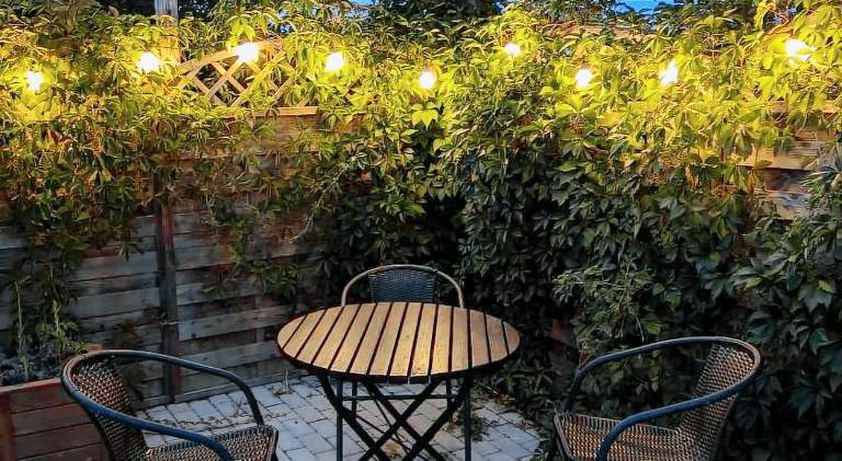 Holiday apartment with terrace, barbeque & yard — photo 4