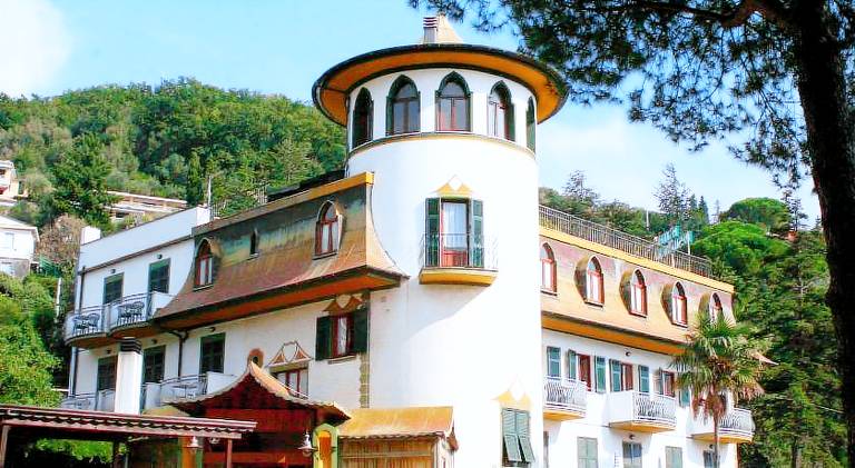 Serviced apartment with pool, patio & yard in Moneglia
