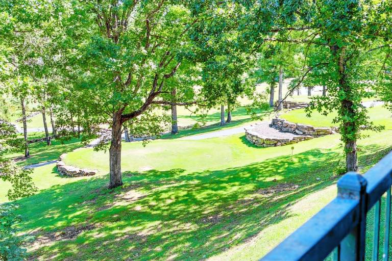 Condo with BBQ, pool & jacuzzi | Mountain view — photo 5
