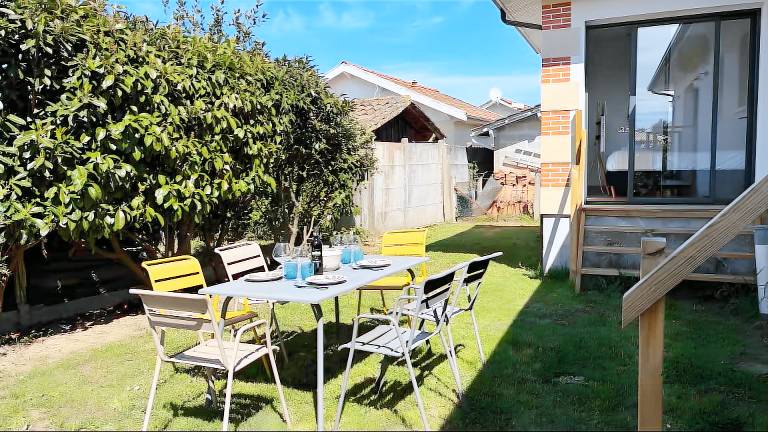 Villa with grill, garden & fast internet | Garden view in Gujan-Mestras