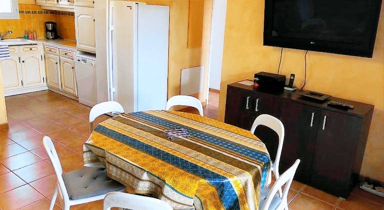 Holiday apartment with yard, terrace & pool in Arles