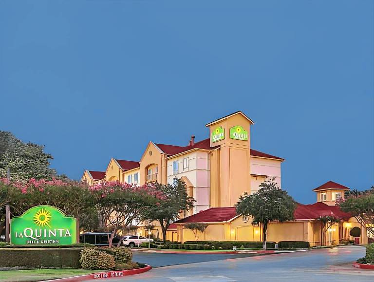 La Quinta Inn & Suites by Wyndham Dallas Arlington South in Arlington, TX