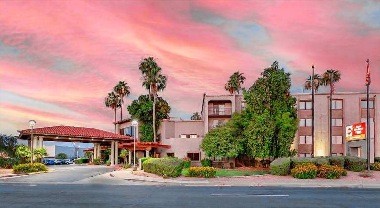Best Western Plus Scottsdale Thunderbird Suites — photo 2