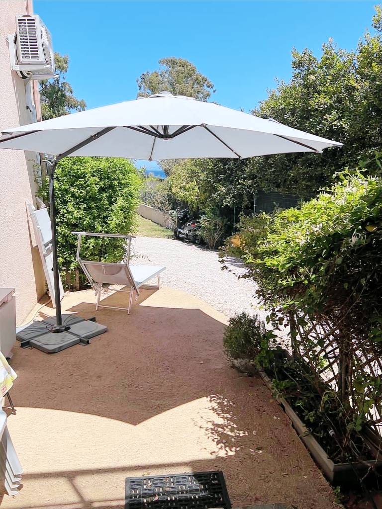 Rental apartment with patio, yard & BBQ | Sea view — photo 3