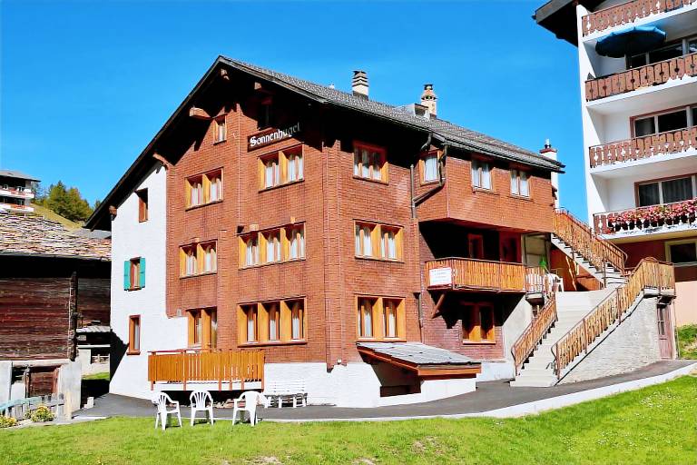 Rental apartment with patio in Saas Grund