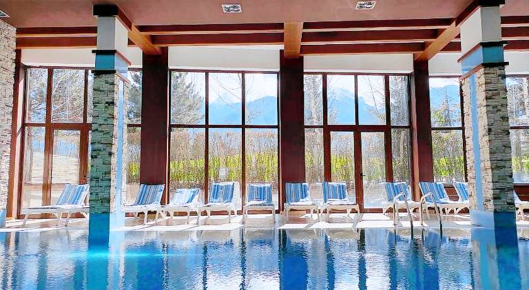 Serviced apartment with patio, jacuzzi & yard in Razlog