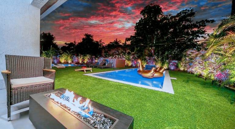 Villa with pool in Melrose