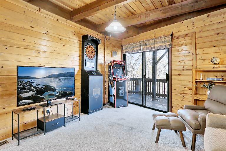 The Bronwell House at Big Bear - Charming Bear Mountain Resort Retreat — photo 2