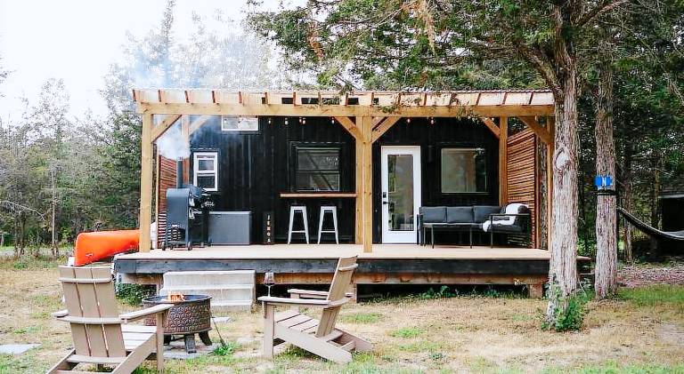 The Loft Stargazing Tiny Home with Firepit Wood Fired Pizza Oven & Movie Projector