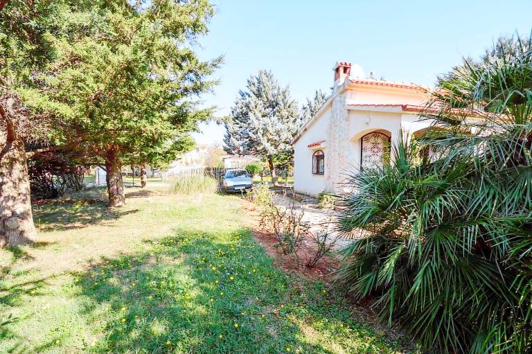 Vacation home with garden, barbecue & patio in Medulin