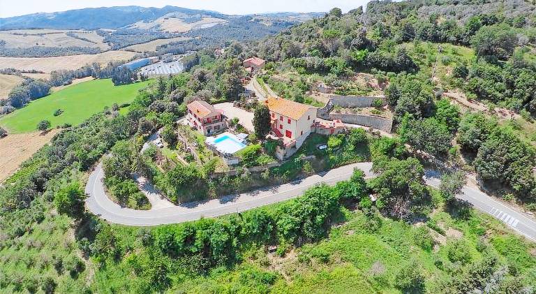 Holiday apartment with yard, private pool & BBQ | Perfect for remote work | Pets allowed in Pomarance