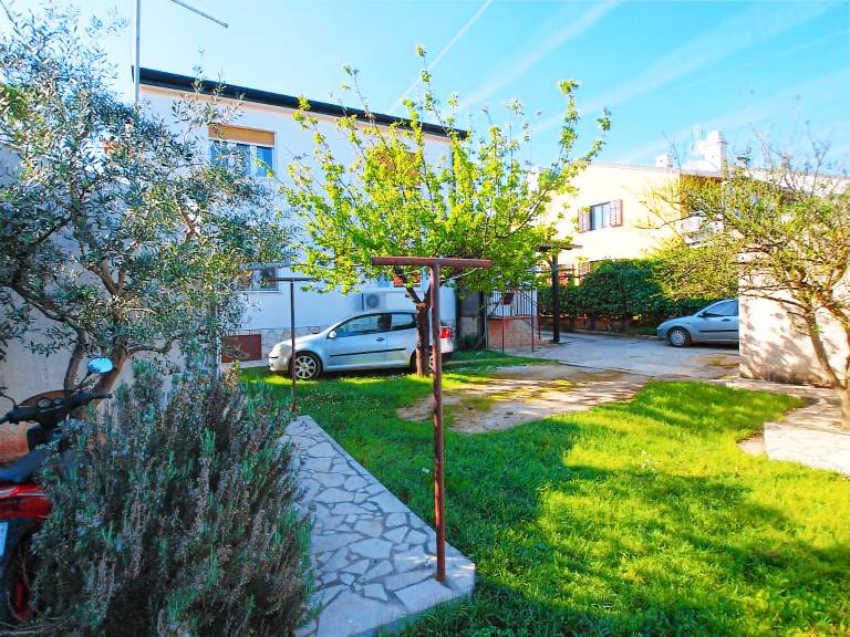 Apartment with patio — photo 5