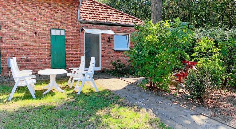 Rental apartment with terrace, barbeque & yard — photo 2