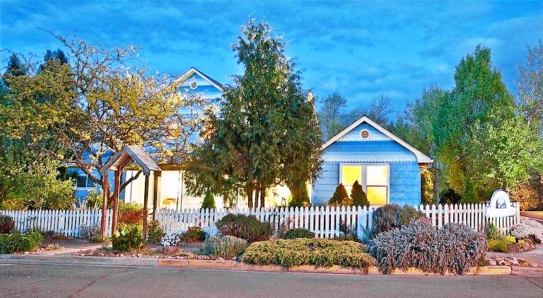 House with 1 room for 4 persons in Ashland, OR