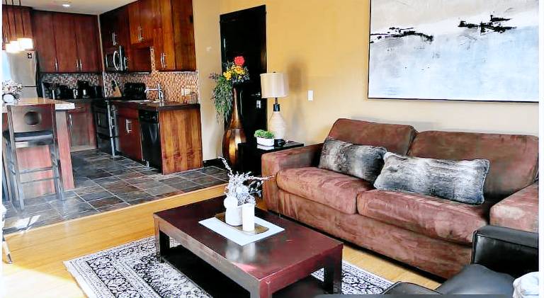 Serviced apartment with sauna, jacuzzi & terrace in Canmore, AB