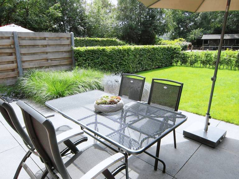 Apartment with yard & patio — photo 2