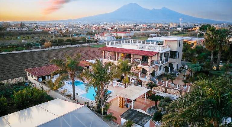 Nice holiday apartment with terrace, barbecue & yard | Dogs allowed in Pompei
