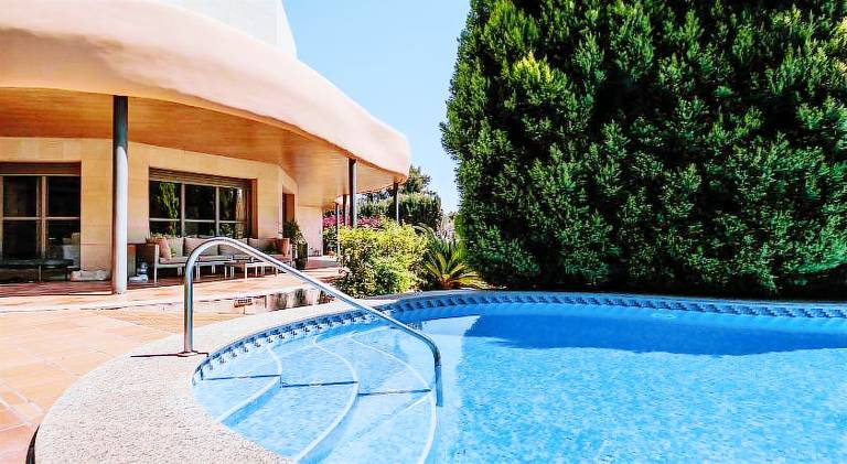 Lushville - Luxurious Villa with Pool in Valencia in Manises
