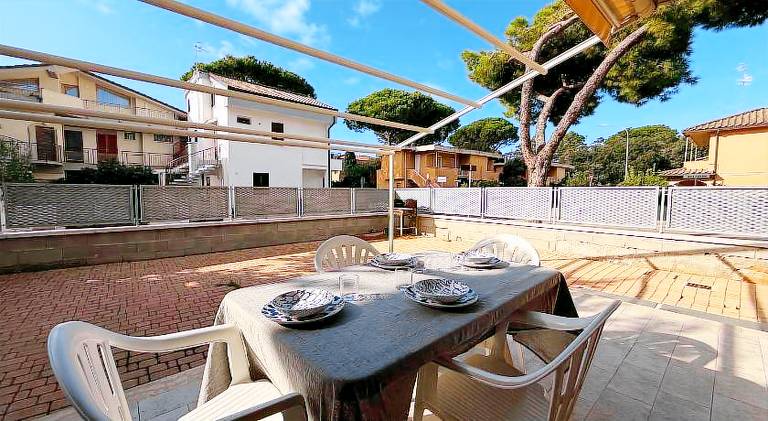 Rental apartment with yard & barbeque in Follonica